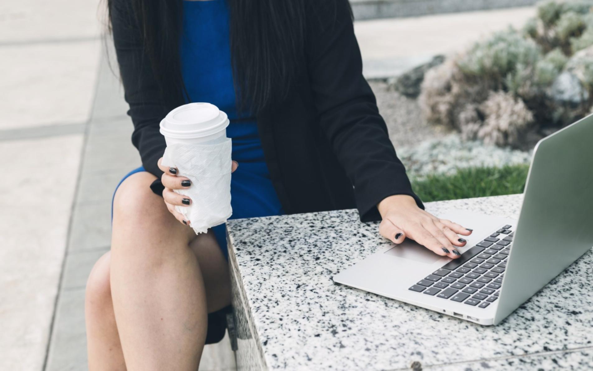 Person in reflektierender Stimmung beim Lernen